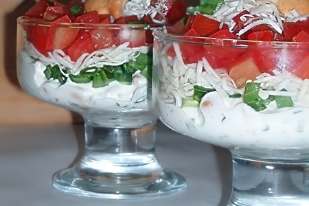 Фото к рецепту: Салат-коктейль с солеными крекерами и томатами