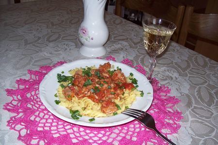 Фото к рецепту: Томатен спагетти под нежным соусом с тунцом и каперсами.