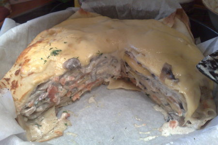 Фото к рецепту: Блинчатый пирог с слабосоленой семгой, шампиньонами и сыром