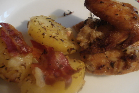 Фото к рецепту: Курочка в гнёздышке - курица в чесночном креме с картофелем в лимонном соке