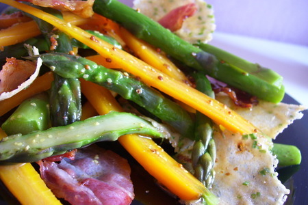 Фото к рецепту: Салат со спаржой и сырными чипсами
