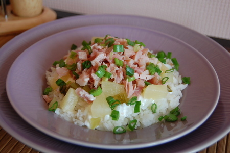 Фото к рецепту: Салат с рисом, копченой курицей и ананасом