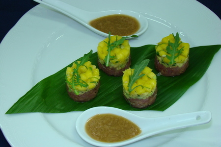 Фото к рецепту: Тартар из тунца, авокадо и манго