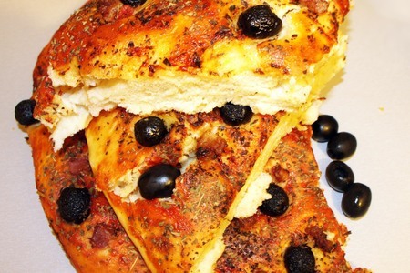 Фото к рецепту: Средиземноморский хлеб с беконом