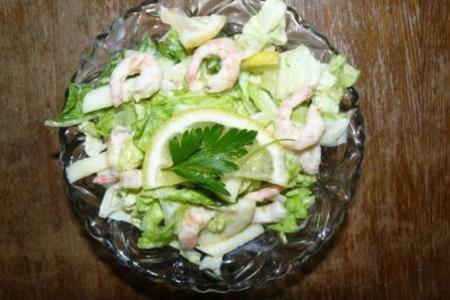 Фото к рецепту: Лёгкий свежий салат с креветками