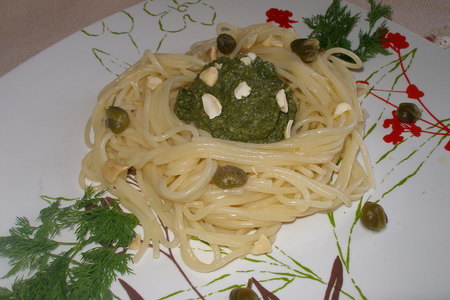 Фото к рецепту: Спагетти с зеленым соусом и кешью