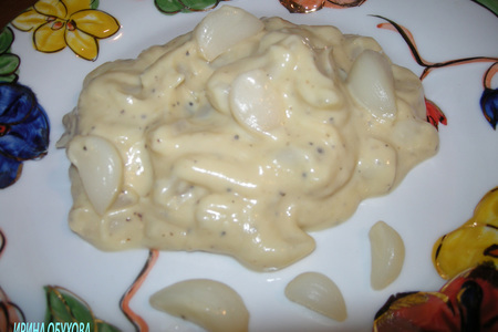 Фото к рецепту: Чеснок в сметанно-медовом соусе