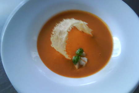 Фото к рецепту: Томатный суп пюре с курицей и сырным чипсом