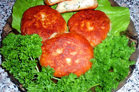 Фото к рецепту: Пирожки с куриным фаршем и зеленью