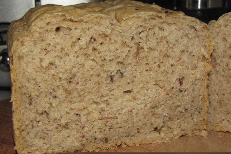 Фото к рецепту: Хлеб с беконом, шампиньонами и луком (в хлебопечке).