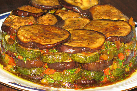Фото к рецепту: Грилованные баклажаны и цуккини,замаринованные с запечёной паприкой и зеленью