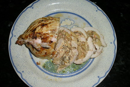 Фото к рецепту: Фаршированная куриная грудинка, запеченная в духовке