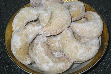 Фото к рецепту: Печенье "полумесяцы" с грецкими орехами