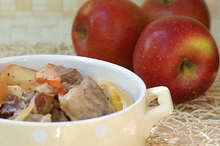 Фото к рецепту: Свинина в сметанно-яблочном соусе