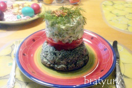 Фото к рецепту: Салат из крапивы и овощей