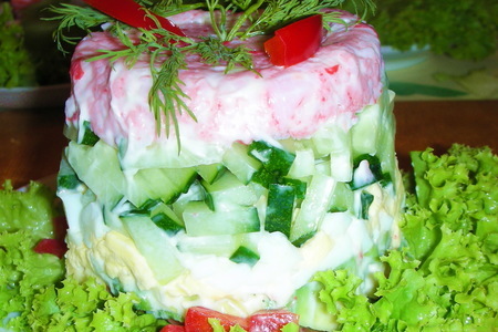 Фото к рецепту: Салат с крабовыми палочками и авокадо