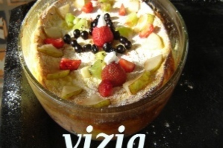 Фото к рецепту: Творожное суфле с ягодами и фруктами