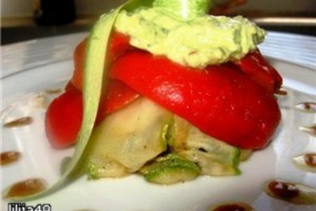 Фото к рецепту: Кабачки с печёным перцем и кремом из авокадо