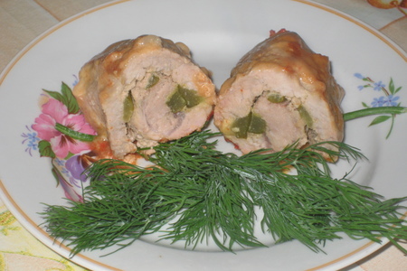 Фото к рецепту: Свиные рулетики с соленым огурцом и горчицей.