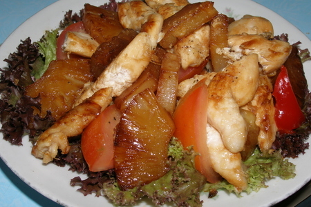 Фото к рецепту: Салат с курицей и ананасом