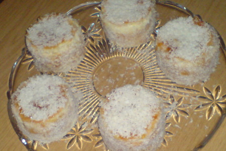 Фото к рецепту: Пирожные с творожно-манговым кремом