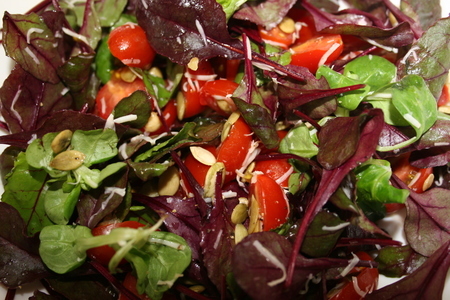 Фото к рецепту: Салат с корном и пармезаном