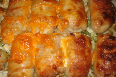 Фото к рецепту: Голубцы в куриных шкурках на овощной подушке