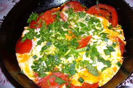 Фото к рецепту: Глазунья "весна" с помидорами