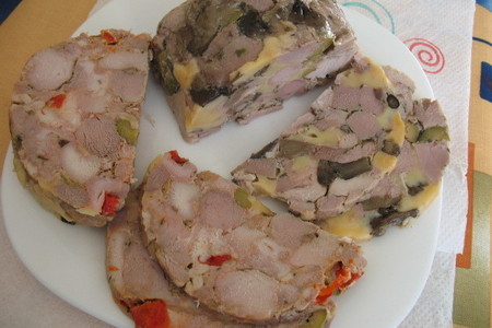 Фото к рецепту: Мясо прессованное с наполнителями в ветчиннице