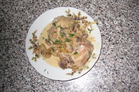 Фото к рецепту: Цыпленок в сметанно-сырном соусе