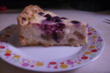 Фото к рецепту: Пирог с грушами и ягодами