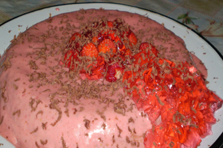Фото к рецепту: Торт "  клубничный   вулкан"