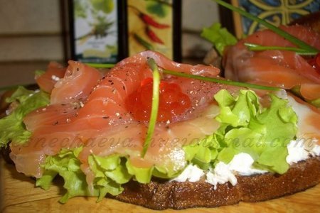 Фото к рецепту: Русский бутерброд с лососем :)