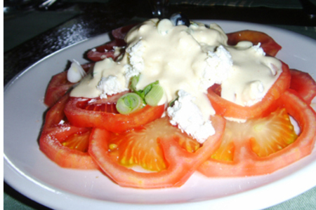 Фото к рецепту: Салат помидорный с горчичным дрессингом
