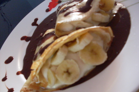 Фото к рецепту: Crepes с творожным кремом и бананами в шоколадном соусе