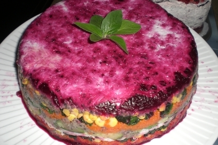Фото к рецепту: Слоёный овощной салатик с грибным соусом