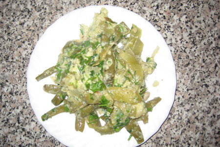 Фото к рецепту: Яичница с зеленой фасолью и зеленью
