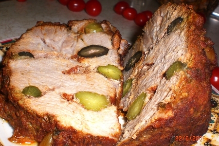 Фото к рецепту: Свинина запеченная с маслинами и маринованными огурцами