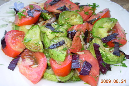 Фото к рецепту: Салат с печенными кабачками и свежими помидорами.