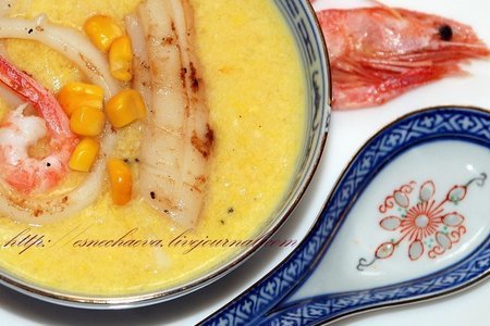 Фото к рецепту: Суп пюре из кукурузы, кальмаров и креветок