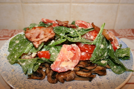 Фото к рецепту: Салат  со шпинатом, помидорами и миндалем