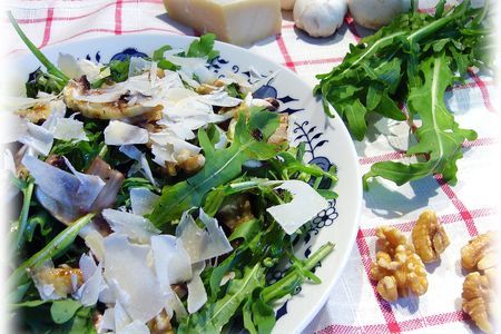 Фото к рецепту: Салат из сырых шампиньонов с руколой