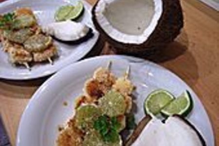 Фото к рецепту: Очень вкусная и простая закуска:креветки в кокосовой панировке.