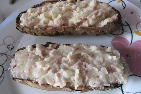 Фото к рецепту: Печеная картошка с ветчиной, сыром и луком (очень просто и невероятно вкусно)