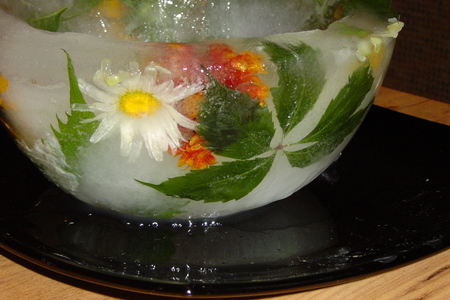 Фото к рецепту: Ледяная чаша с живыми цветами