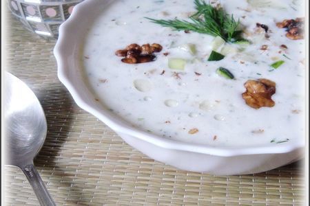 Фото к рецепту: Холодный  суп с креветками и огурцом