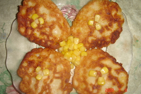 Фото к рецепту: Кукурузные оладьи с курятиной