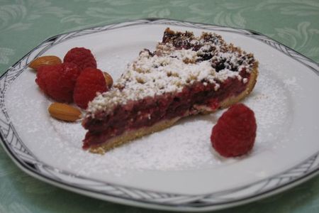 Фото к рецепту: Mиндально-малиновый пирог