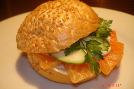 Фото к рецепту: Сендвич из форели со сливочным сыром