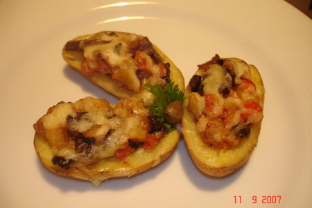 Фото к рецепту: Картофель с грибами под сыром